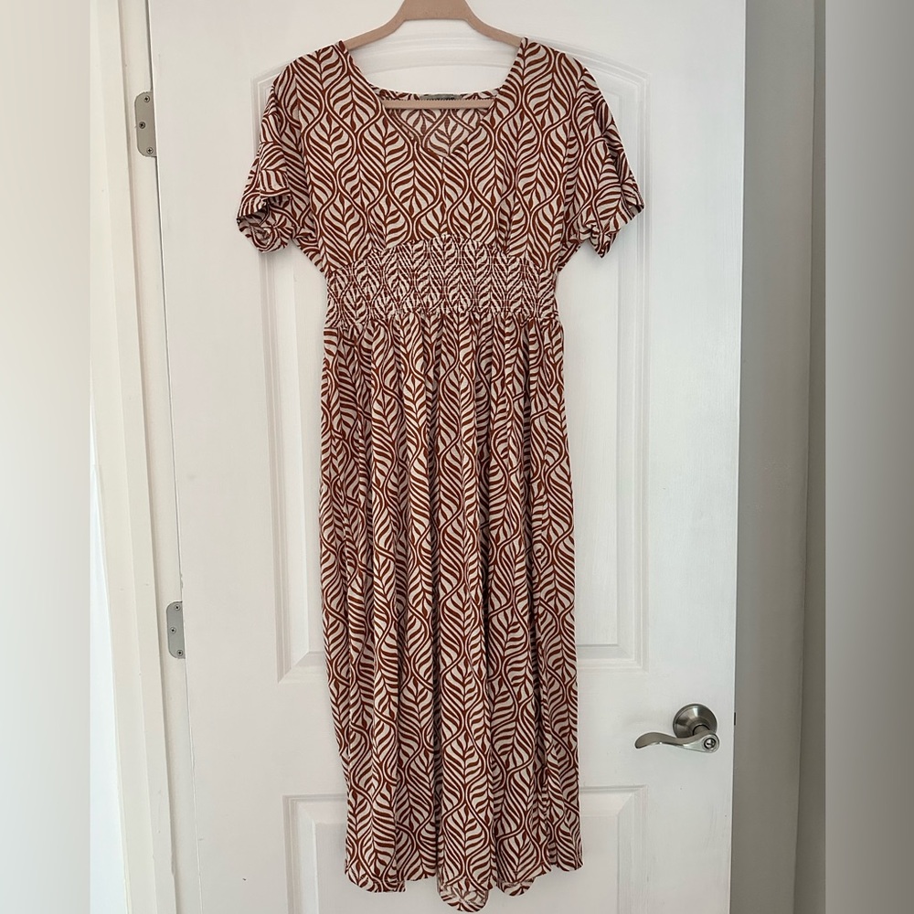 Chic Leaf Patterned Maxi Dress With Smocked Bodice, Short Sleeves, Small